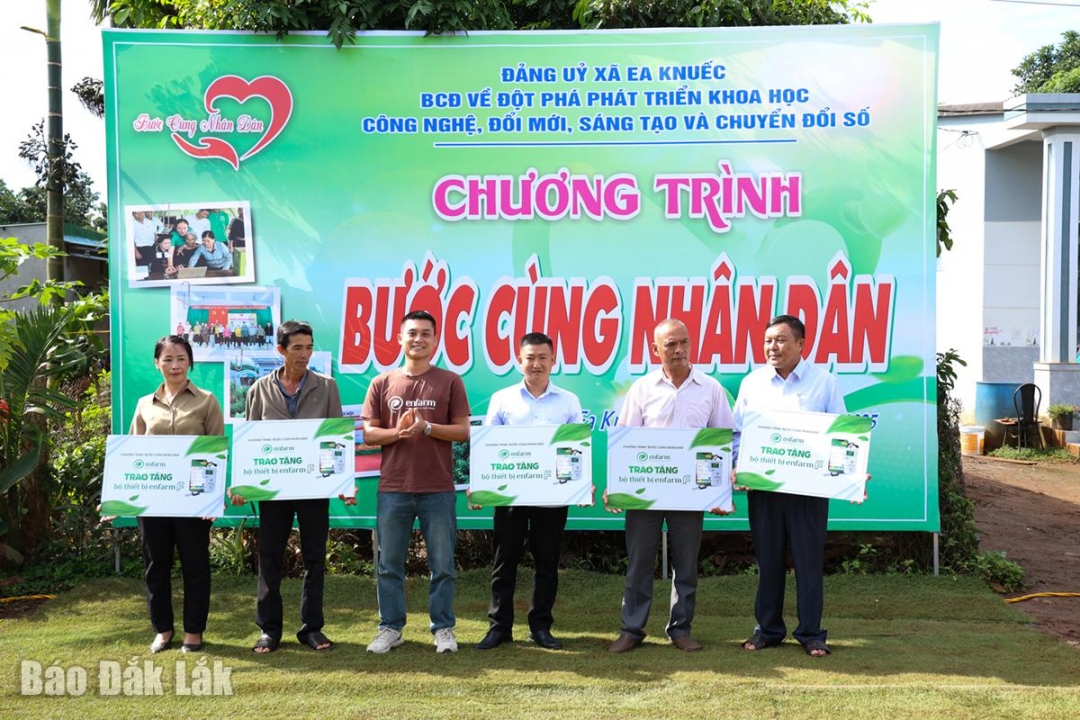Công ty TNHH Công nghệ Nông nghiệp Enfarm tặng bộ thiết bị đo dinh dưỡng đất thông minh cho nông dân xã Ea Knuếc.