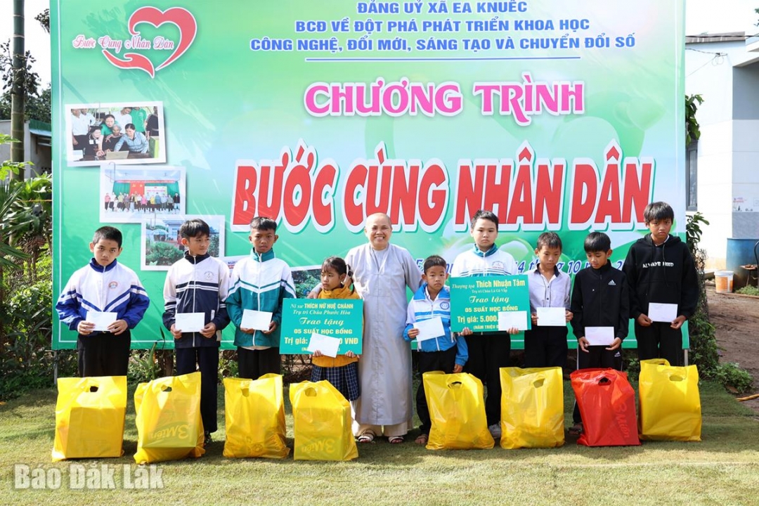 Sư cô Thích Nữ Chơn Ngân, Niệm phật đường Phước Chánh trao học bổng cho học sinh có hoàn cảnh khó khăn của xã Ea Knuếc.