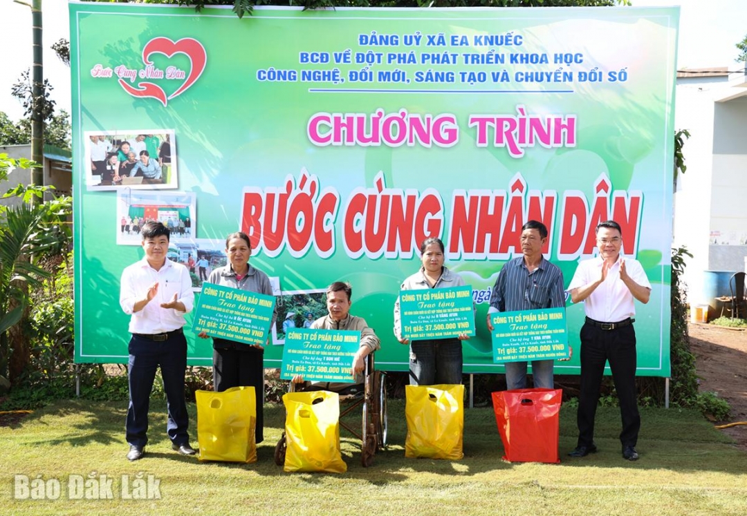 Công ty Cổ phần Bảo Minh Đắk Lắk trao kinh phí thực hiện mô hình chăn nuôi gà kết hợp trồng rau theo hướng tuần hoàn cho hộ đặc biệt khó khăn.