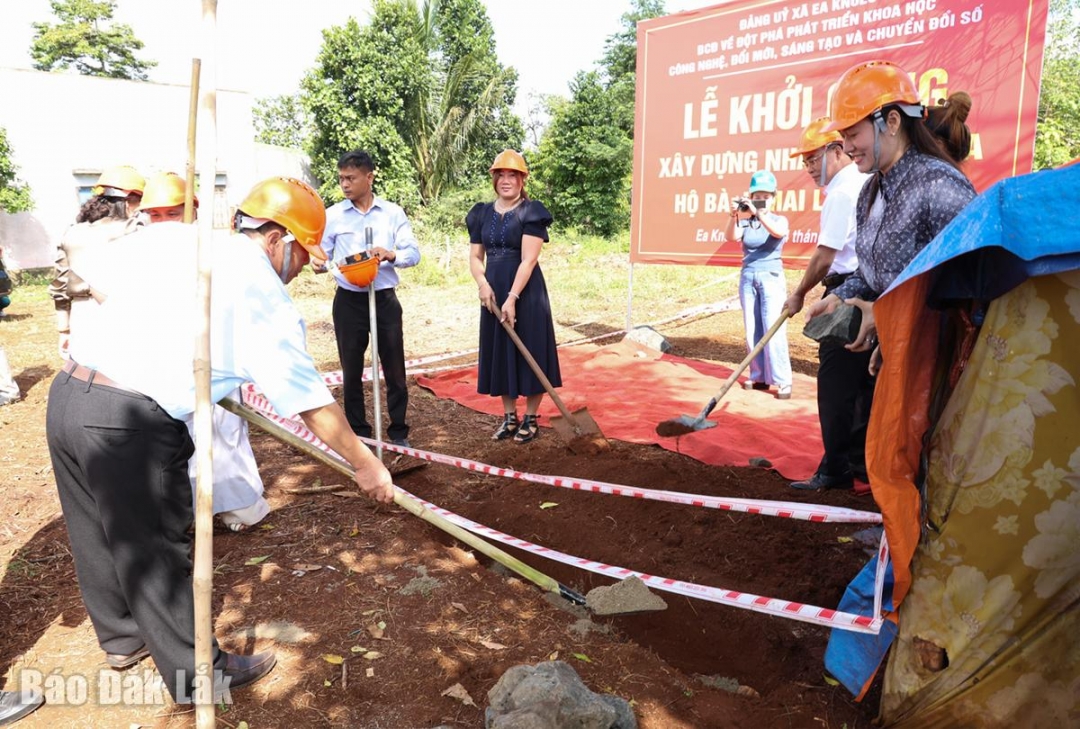 Các đơn vị cùng tham gia khởi công xây dựng nhà ở cho gia đình chị HMai Linh
