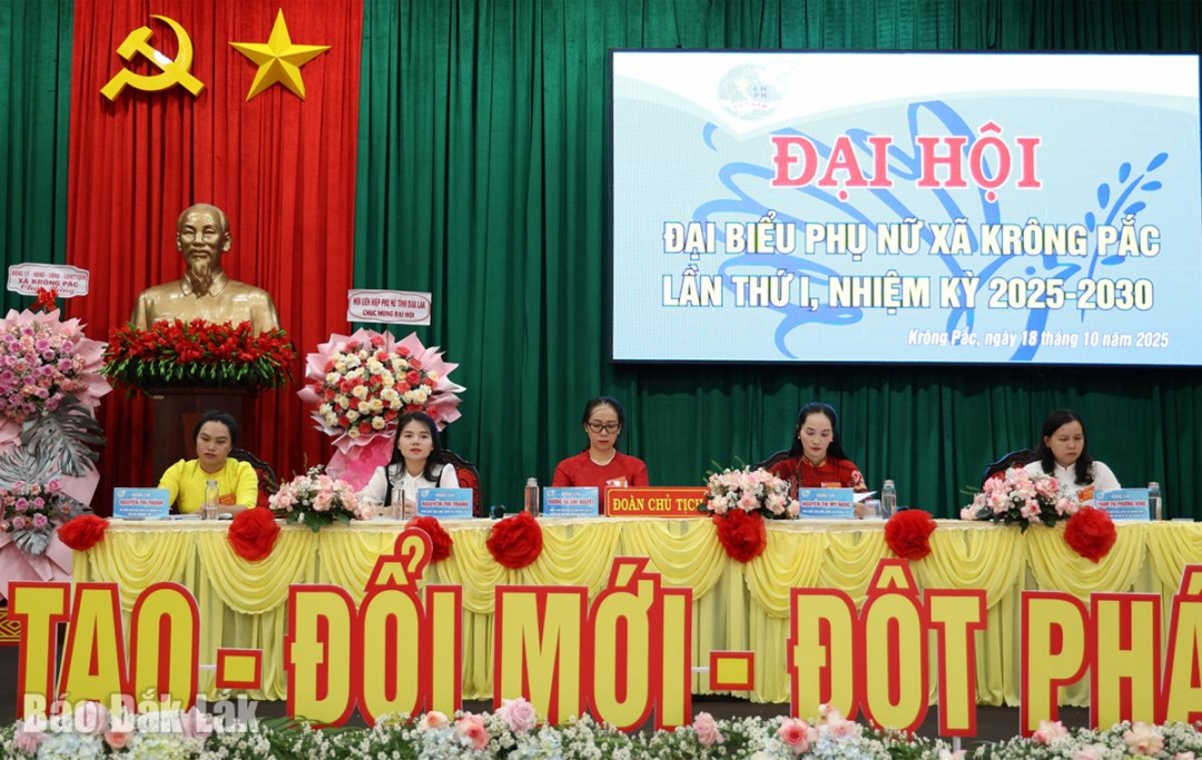 Đoàn chủ tịch điều hành đại hội.
