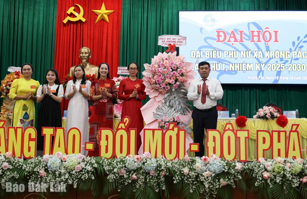 Phó Bí thư Thường trực Đảng ủy xã Krông Pắc Y Djoang Niê tặng hoa chúc mừng đại hội.