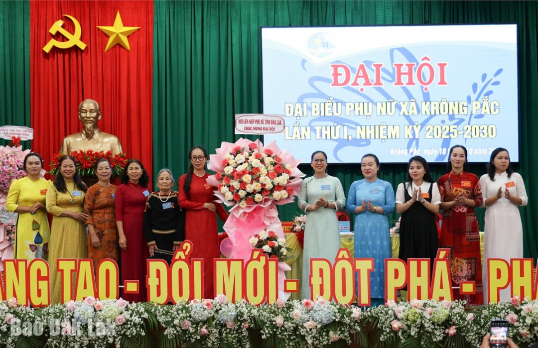 Phó Chủ tịch Hội Liên hiệp Phụ nữ tỉnh Võ Thị Ngọc tặng hoa chúc mừng đại hội.