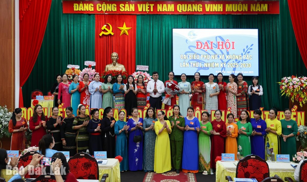 Ban Chấp hành Hội LHPN xã Krông Pắc khóa I, nhiệm kỳ 2025-2030 ra mắt và nhận nhiệm vụ.