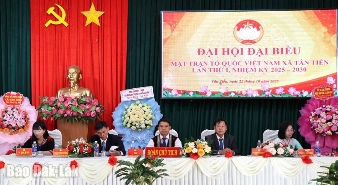 Đoàn chủ tịch điều hành Đại hội.