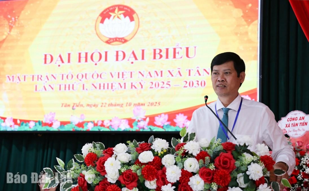 Phó Chủ tịch Ủy ban MTTQ Việt Nam tỉnh, Chủ tịch Liên đoàn Lao động tỉnh Lê Văn Thành phát biểu chỉ đạo đại hội.