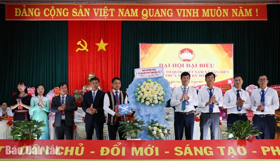 Phó Chủ tịch Ủy ban MTTQ Việt Nam tỉnh, Chủ tịch Liên đoàn Lao động tỉnh Lê Văn Thành tặng hoa và quà chúc mừng đại hội.
