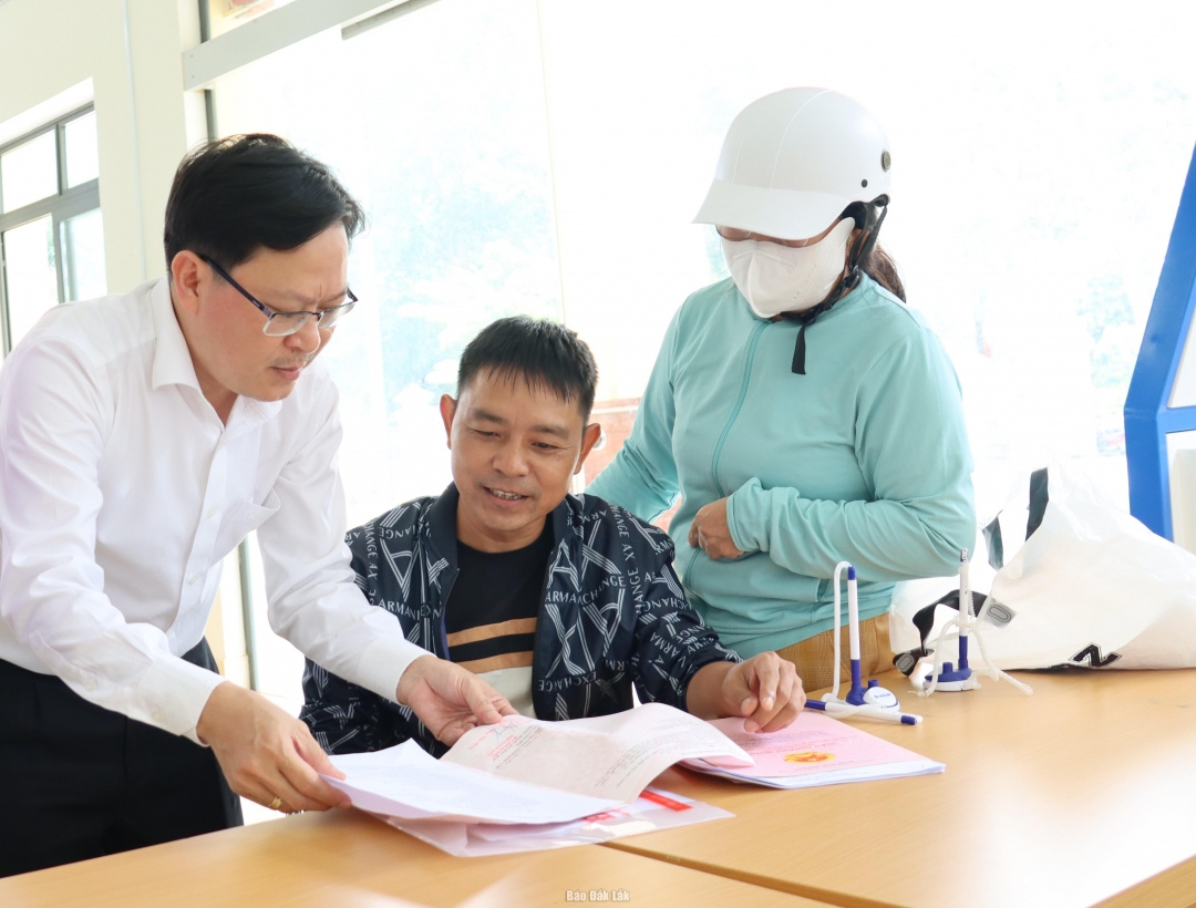 Chủ tịch UBND xã Dray B hăng Lê Phước Toàn trực tiếp hướng dẫn người dân làm thủ tục đất đai.