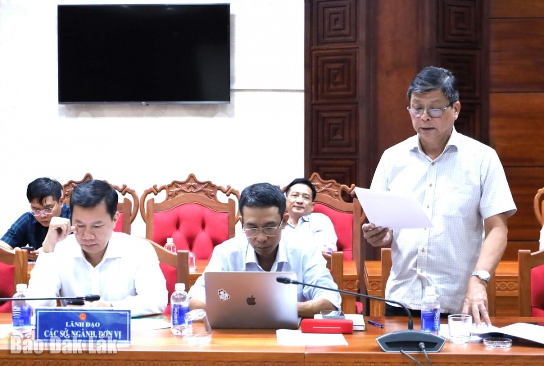 Phó Giám đốc Sở Tài Chính Nguyễn Tấn Thành trình bày báo cáo kết quả thực hiện kế hoạch phát triển kinh tế - xã hội, đảm bảo quốc phòng, an ninh 9 tháng năm 2025.