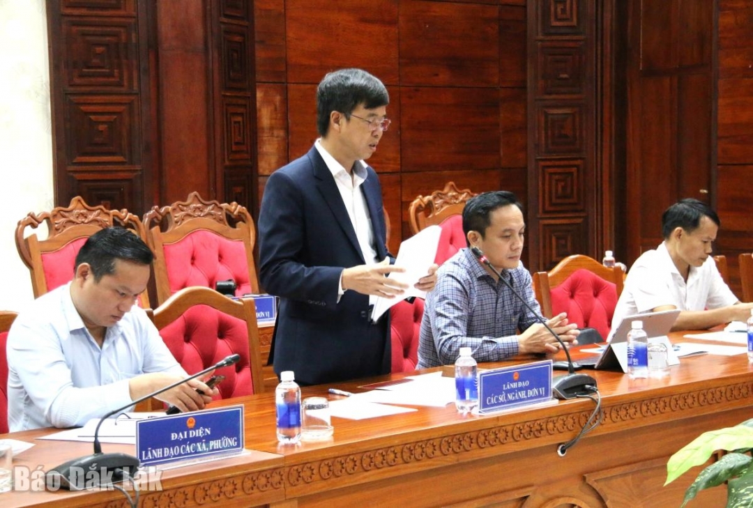 Chủ tịch UBND phường Buôn Hồ Nguyễn Ngọc Hùng đóng góp ý kiến tại hội nghị.