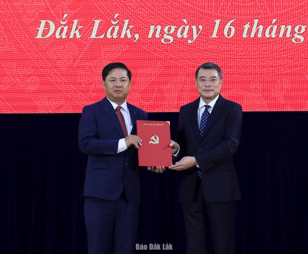 ồng chí Lê Minh Hưng, Ủy viên Bộ Chính trị, Bí thư Trung ương Đảng, Trưởng ban Tổ chức Trung ương trao quyết định của Bộ Chính trị và tặng hoa chúc mừng đồng chí Lương Nguyễn Minh Triết. Ảnh: Ngọc Thắng
