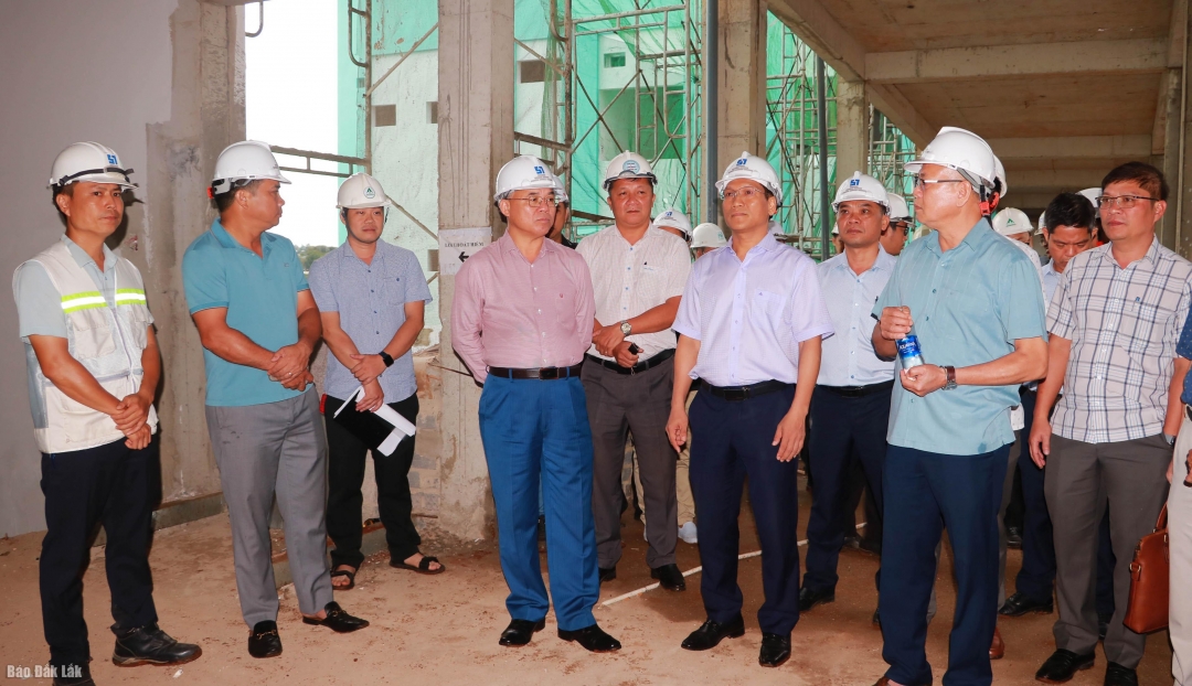 Phó Chủ tịch UBND tỉnh Trương Công Thái cùng đoàn công tác đã có buổi kiểm tra thực địa tại Dự án Bệnh viện Đa khoa thị xã Buôn Hồ.