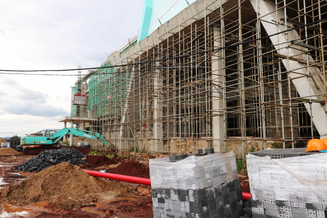 Phó Chủ tịch UBND tỉnh Trương Công Thái yêu cầu các chủ đầu tư, đơn vị thi công quyết liệt đẩy nhanh tiến độ thực hiện các dự án.