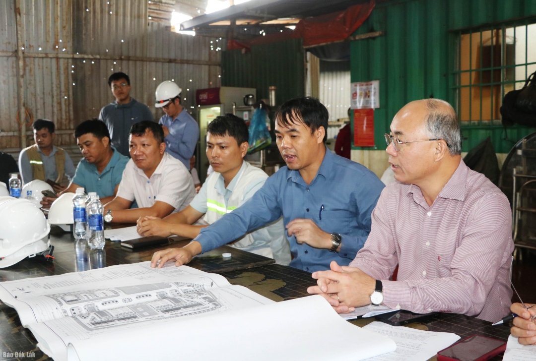 Đại diện chủ đầu tư trình bày tiến độ thi công dự án.