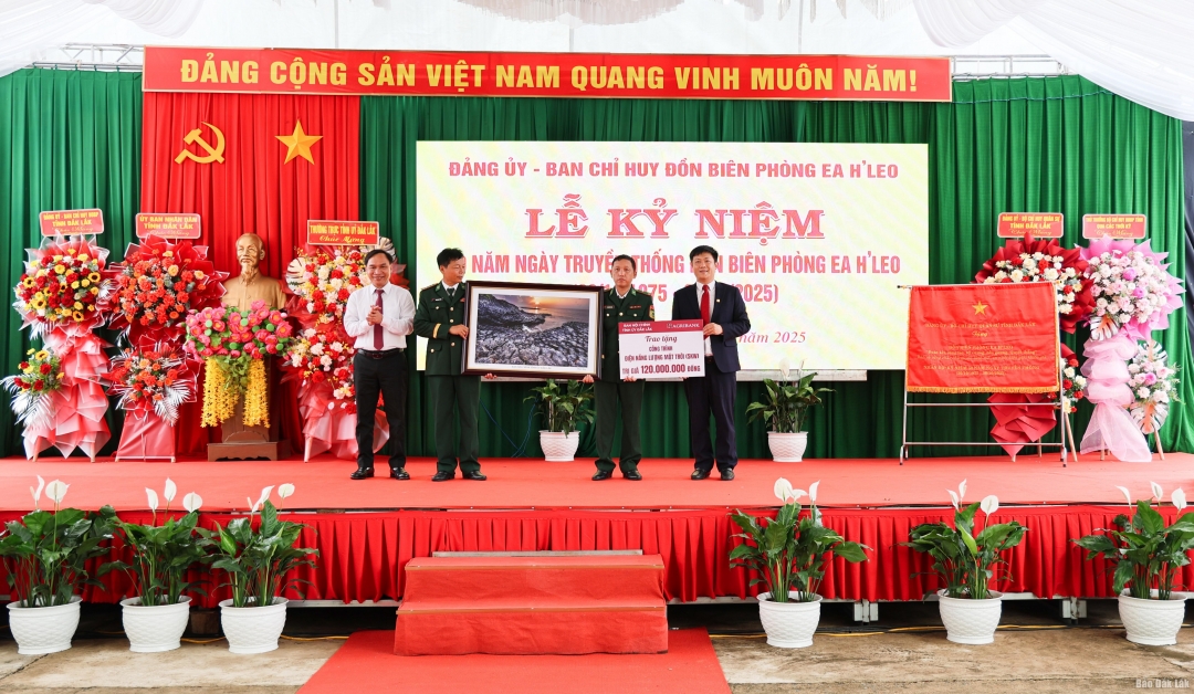 Đại diện Agribank Chi nhánh Đắk Lắk trao bảng tượng trưng công trình điện năng lượng mặt trời tặng Đồn Biên phòng Ea H’leo.
