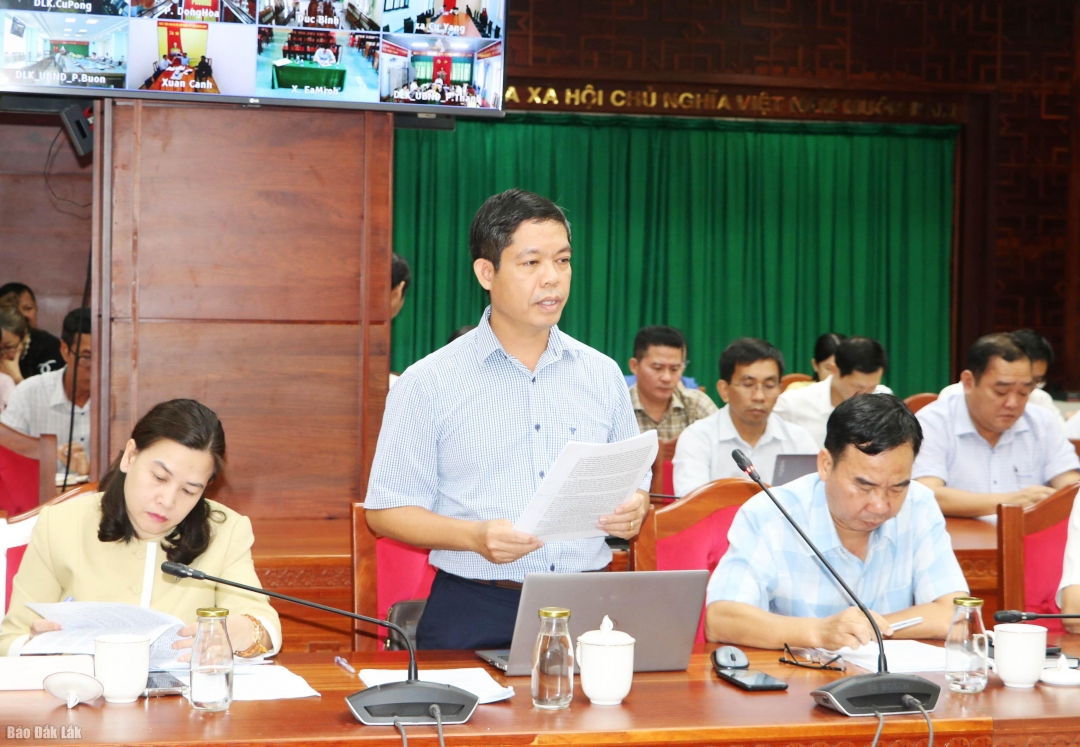 lãnh đạo sở Nông nghiệp và môi trường trình bày báo cáo tại buổi làm việc