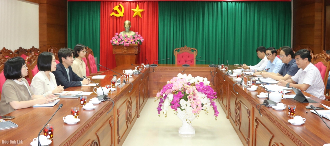 Đoàn công tác của Văn phòng Cơ quan hợp tác Quốc tế Hàn Quốc làm việc với lãnh đạo UBND tỉnh.