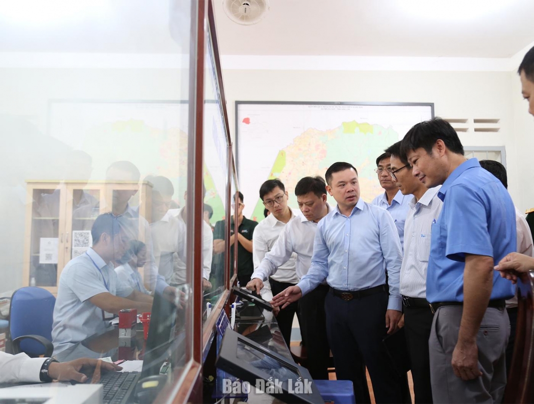 Phó Bí thư Tỉnh ủy Đắk Lắk Đỗ Hữu Huy kiểm tra tại Trung tâm phục vụ hành chính công xã Ea Súp