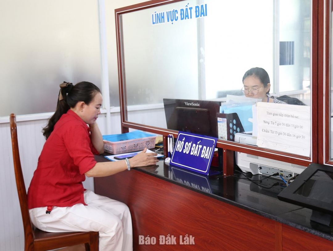 Người dân đến Trung tâm phục vụ hành chính công xã Ea Súp làm giấy tờ về đất đai