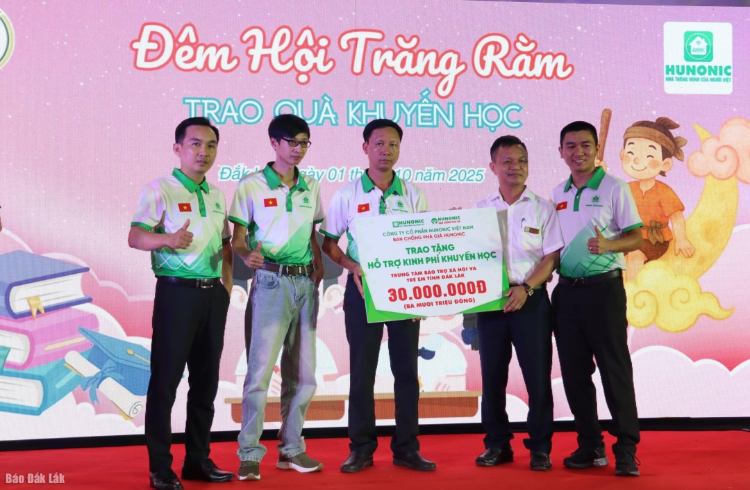 Công ty HUNONIC Việt Nam phối hợp cùng Ban chống phá giá HUNONIC tặng quỹ khuyến học 30 triệu đồng Trung tâm Bảo trợ xã hội và Trẻ em tỉnh.