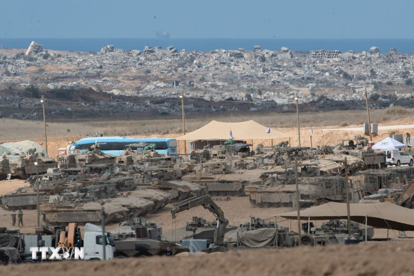 Xe quân sự Israel được triển khai tại biên giới với Gaza ngày 10/10/2025. Ảnh: TTXVN