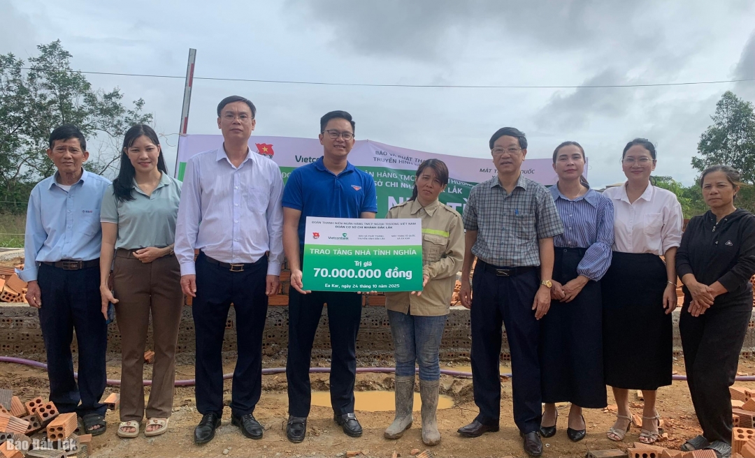 Các cơ quan, đơn vị trao bảng hỗ trợ kinh phí xây dựng nhà cho chị Hồ Thị Ánh Tuyết