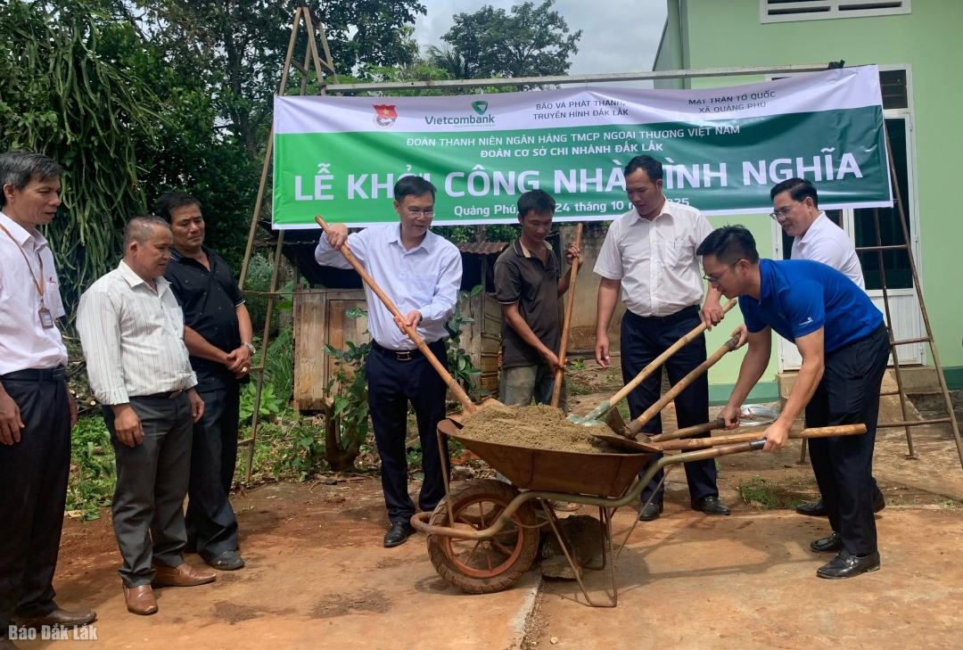 Phó Tổng biên tập Báo và Phát thanh, Truyền hình Đắk Lắk cùng các đơn vị, địa phương làm lễ khởi công xây dựng nhà anh Châu Thanh Trung