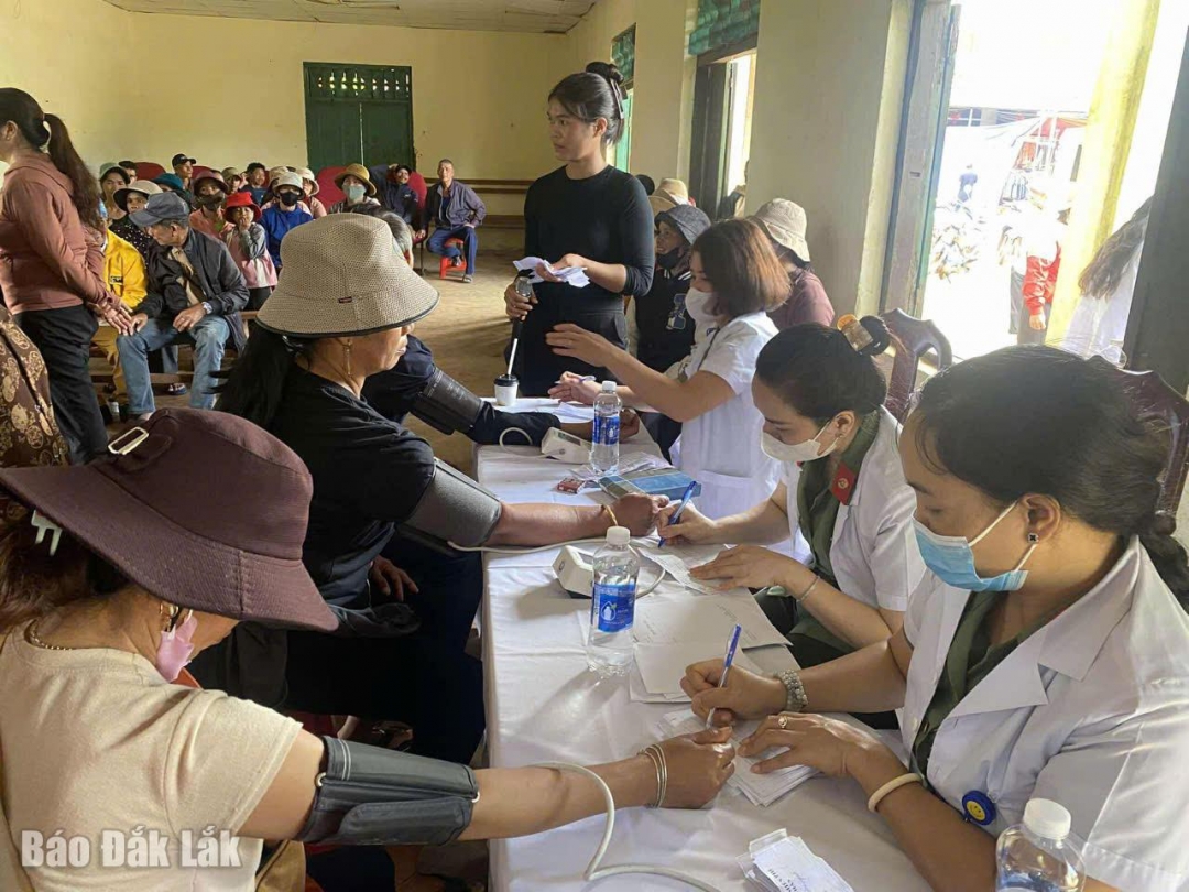 Các bác sĩ khám bệnh cho người dân xã