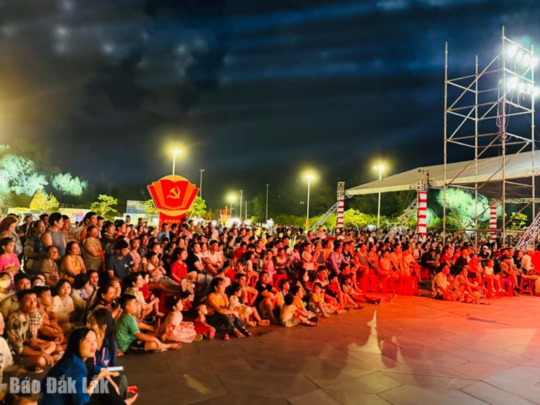 Đông đảo người dân và du khách đến quảng trường Nghinh Phong thưởng thức chương trình nghệ thuật.