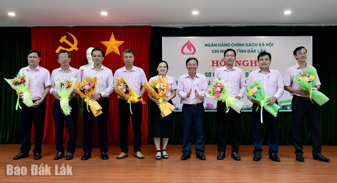 Các tập thể có thành tích xuất sắc được tuyên dương, khen thưởng.