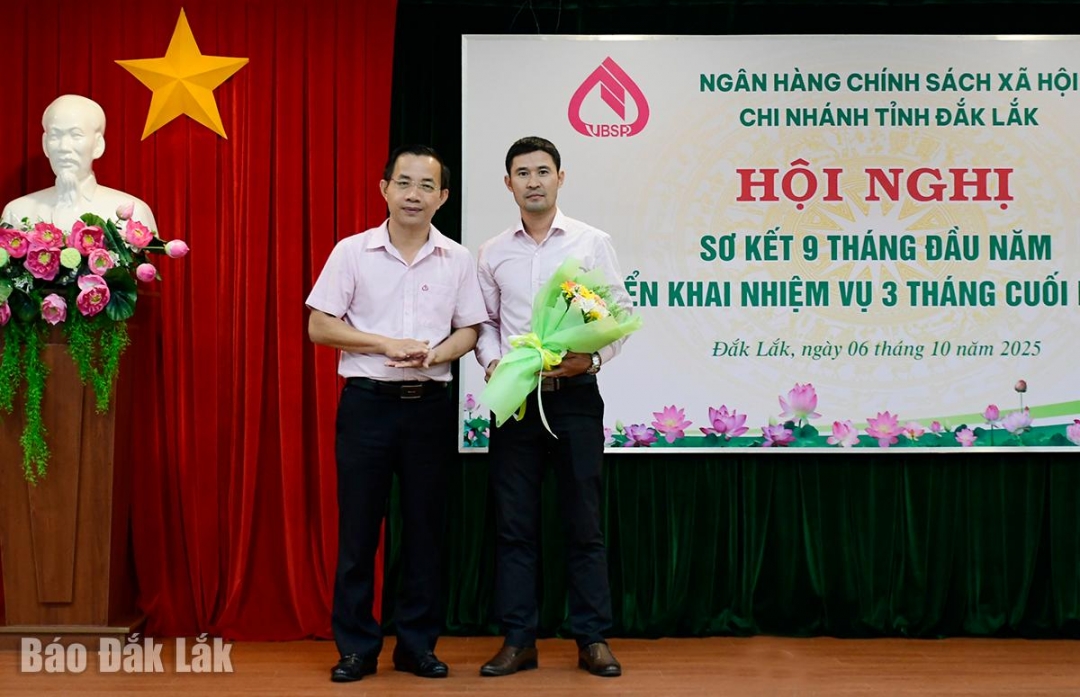 Giám đốc Chi nhánh NHCSXH tỉnh Đào Thái Hòa tuyên dương Phòng Giao dịch NHCSXH Lắk vì có thành tích xuất sắc toàn diện trong 9 tháng đầu năm 2025.