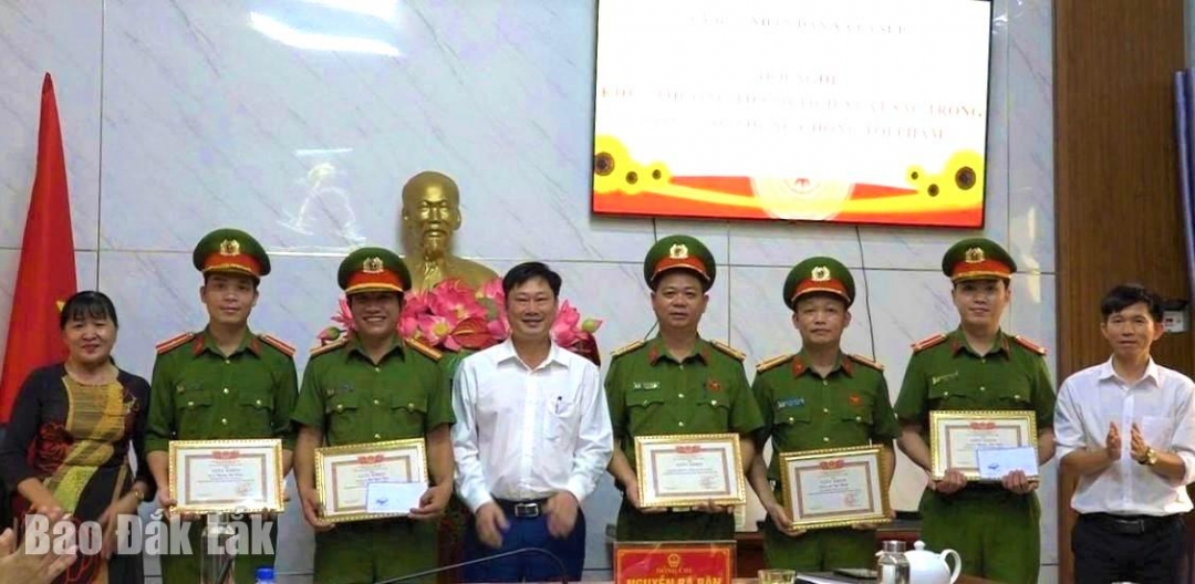 Lãnh đạo xã Ea Súp tặng Gi ấy khen cho tập thể Công an xã và 7 cán bộ chiên sĩ Công an xã 