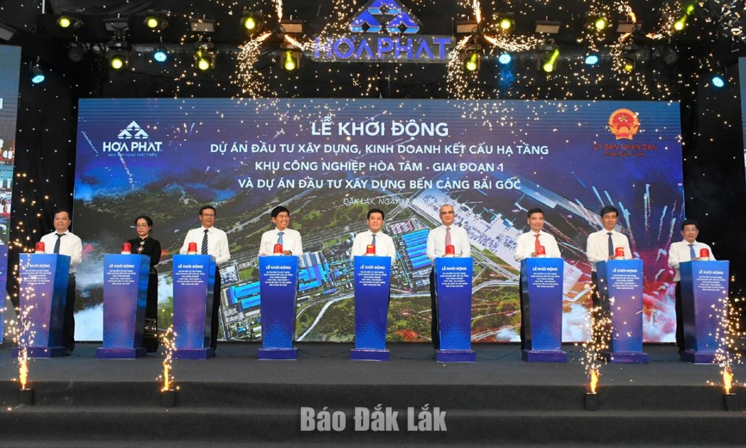 Các dự án hạ tầng chiến lược đang được triển khai giúp Đắk Lắk có cơ hội bứt phá trong thời gian tới. Trong ảnh: Các đồng chí lãnh đạo Trung ương, lãnh đạo tỉnh và nhà đầu tư nhấn nút khởi động các dự án đầu tư xây dựng Khu công nghiệp Hòa Tâm - giai đoạn 1 và cảng Bãi Gốc.