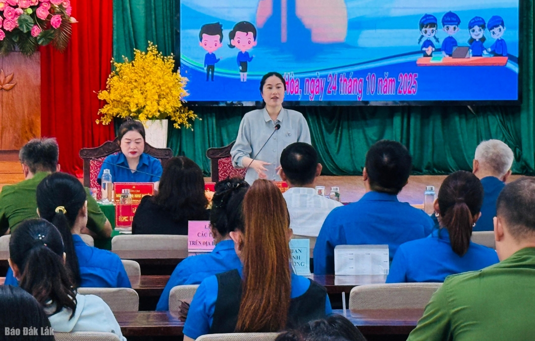 Phó Chủ tịch UBND phường Tuy Hòa Huỳnh Thị Kiều Diễm phát biểu tại buổi đối thoại.