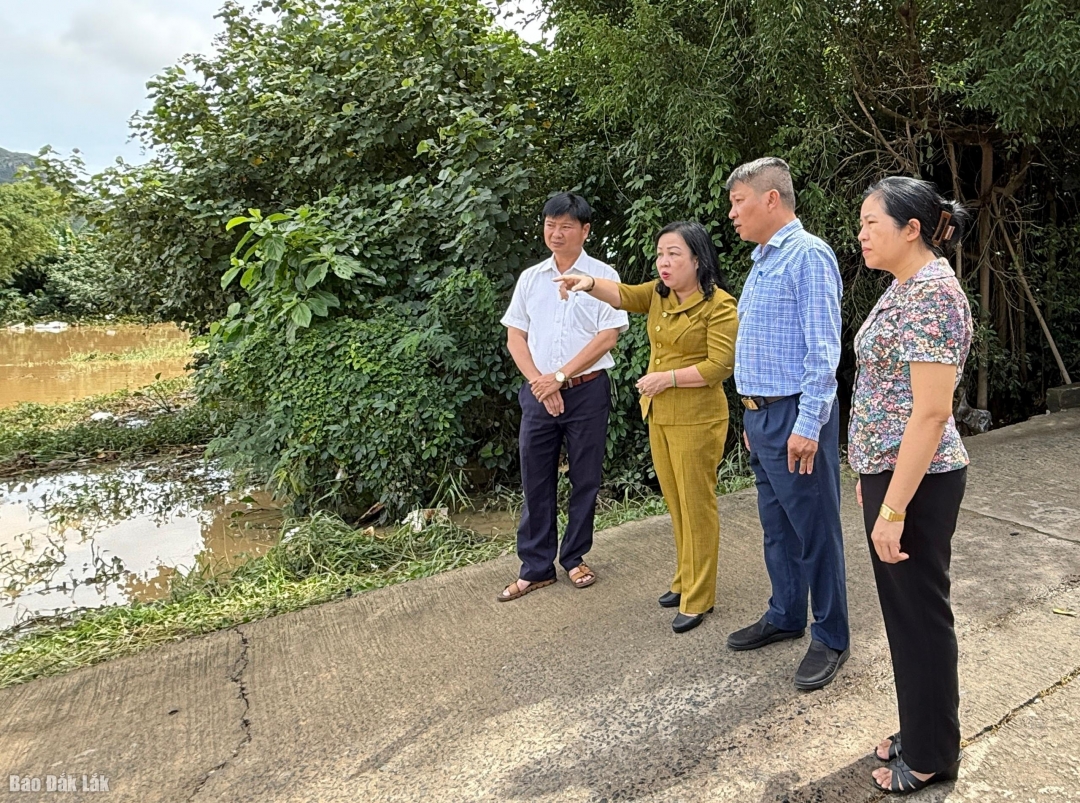 Đồng chí Cao Thị Hòa An kiểm tra các vùng còn ngập nước trên địa bàn phường và chỉ đạo địa phương tiếp tục quan tâm đến vấn đề tuyệt đối an toàn cho người dân.