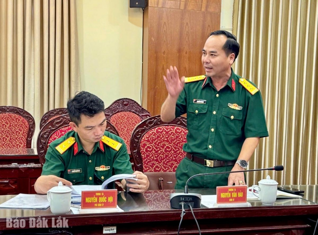 Thượng tá Nguyễn Văn Hảo, Chính ủy Ban Chỉ huy Phòng thủ khu vực 6 - Tuy Hòa phát biểu tại hội nghị. Ảnh: Văn Mãi