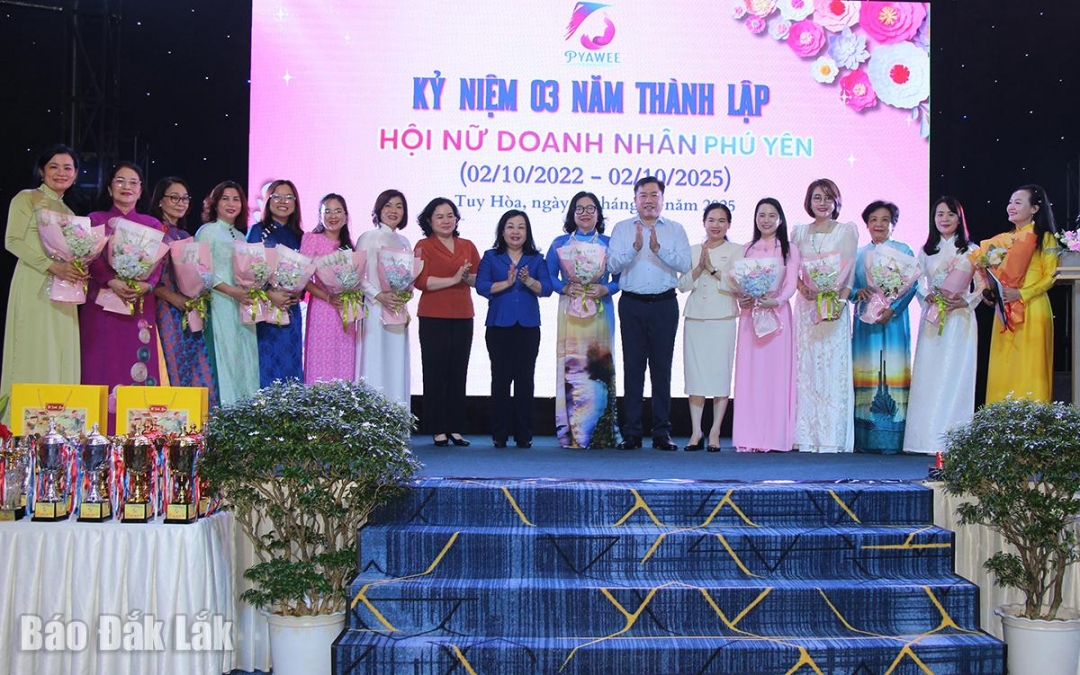 Lãnh đạo tỉnh tặng hoa chúc mừng Ban chấp hành Hội Nữ doanh nhân Phú Yên.