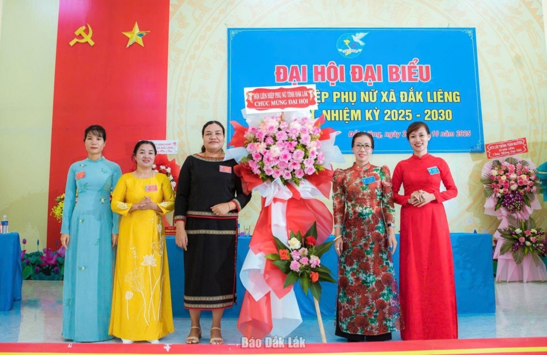 Hội LHPN tỉnh tặng hoa chúc mừng đại hội.
