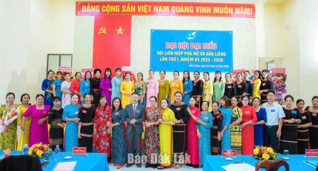 Lãnh đạo xã Đắk Liêng chụp hình lưu niệm cùng Ban Chấp hành Hội LHPN xã nhiệm kỳ 2025 - 2030.