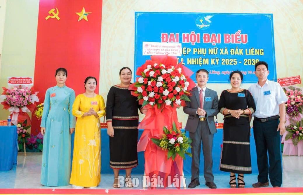 Lãnh đạo xã Đắk Liêng tặng hoa chúc mừng đại hội.
