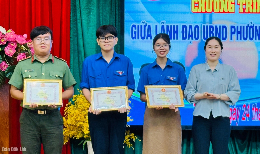 Lãnh đạo UBND phường Tuy Hòa tuyên dương 3 thanh niên có thành tích tiêu biểu trong phát triển khoa học kỹ thuật trên địa bàn phường.