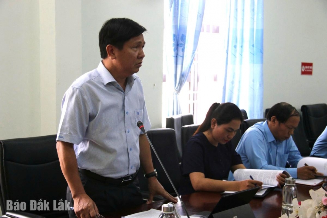 Phó Bí thư, Chủ tịch UBND xã M’Drăk Nguyễn Đức Thảo báo cáo một số nội dung liên quan.