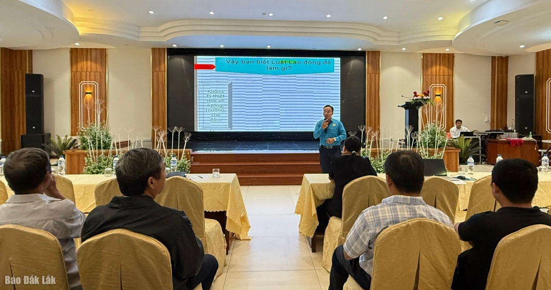Lãnh đạo Liên đoàn Lao động tỉnh đối thoại với các đoàn viên, người lao động.