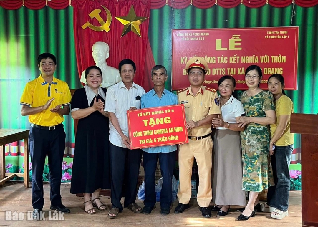 Tổ kết nghĩa số 5 trao tặng quà cho bà con trong buôn