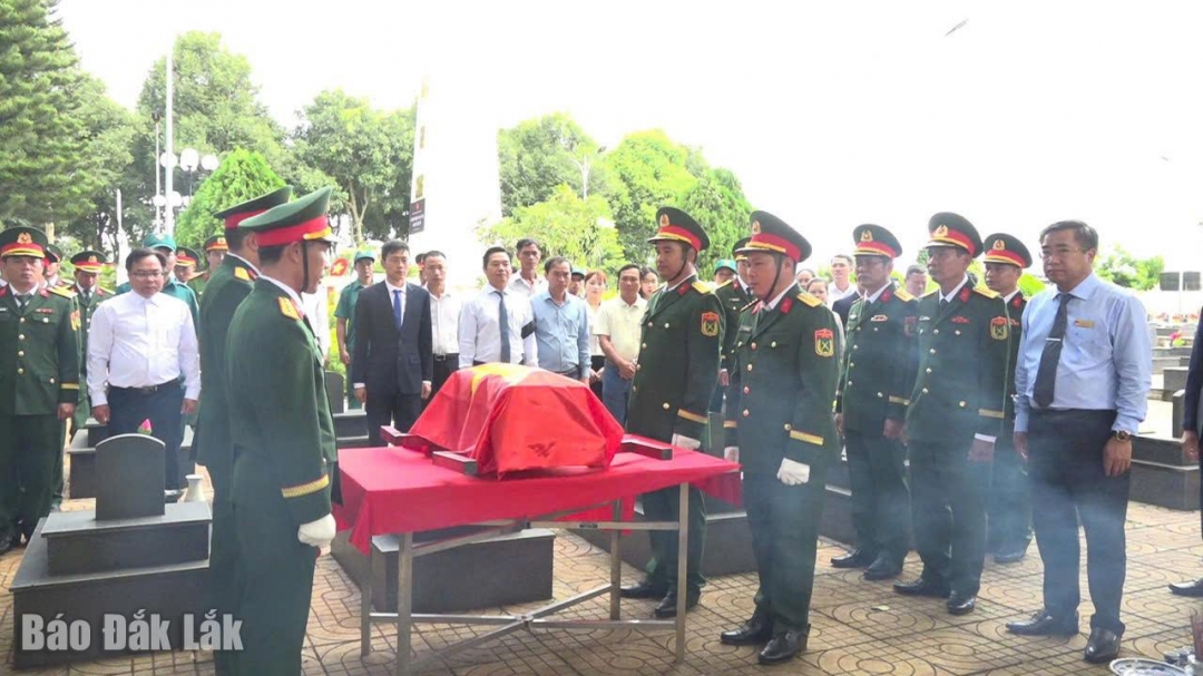 Đại diện các đơn vị, địa phương tiễn liệt sĩ về nơi an nghỉ cuối cùng.