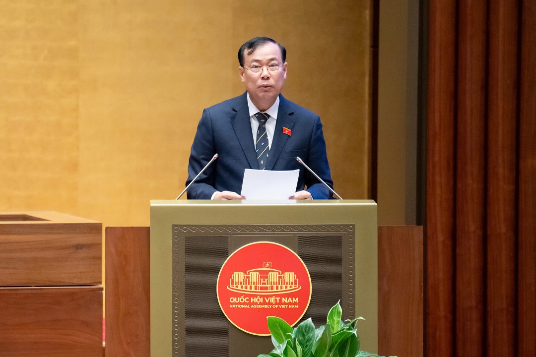 Chủ nhiệm Ủy ban Quốc phòng, An ninh và Đối ngoại, Thượng tướng Lê Tấn Tới trình bày Báo cáo tóm tắt Giải trình, tiếp thu, chỉnh lý dự thảo Luật Tình trạng khẩn cấp. Ảnh: quochoi.vn
