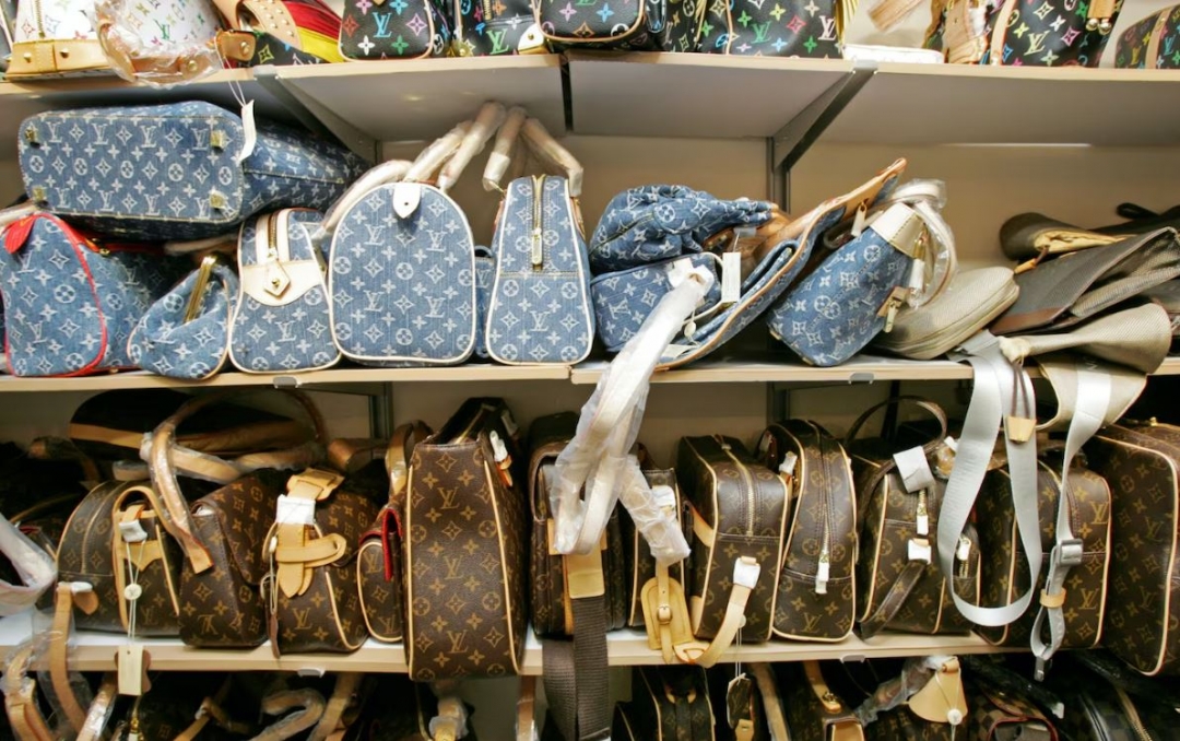Túi Louis Vuitton giả trong một cửa hàng bán đồ giả tại Hồng Kông. Ảnh tư liệu: Getty Images