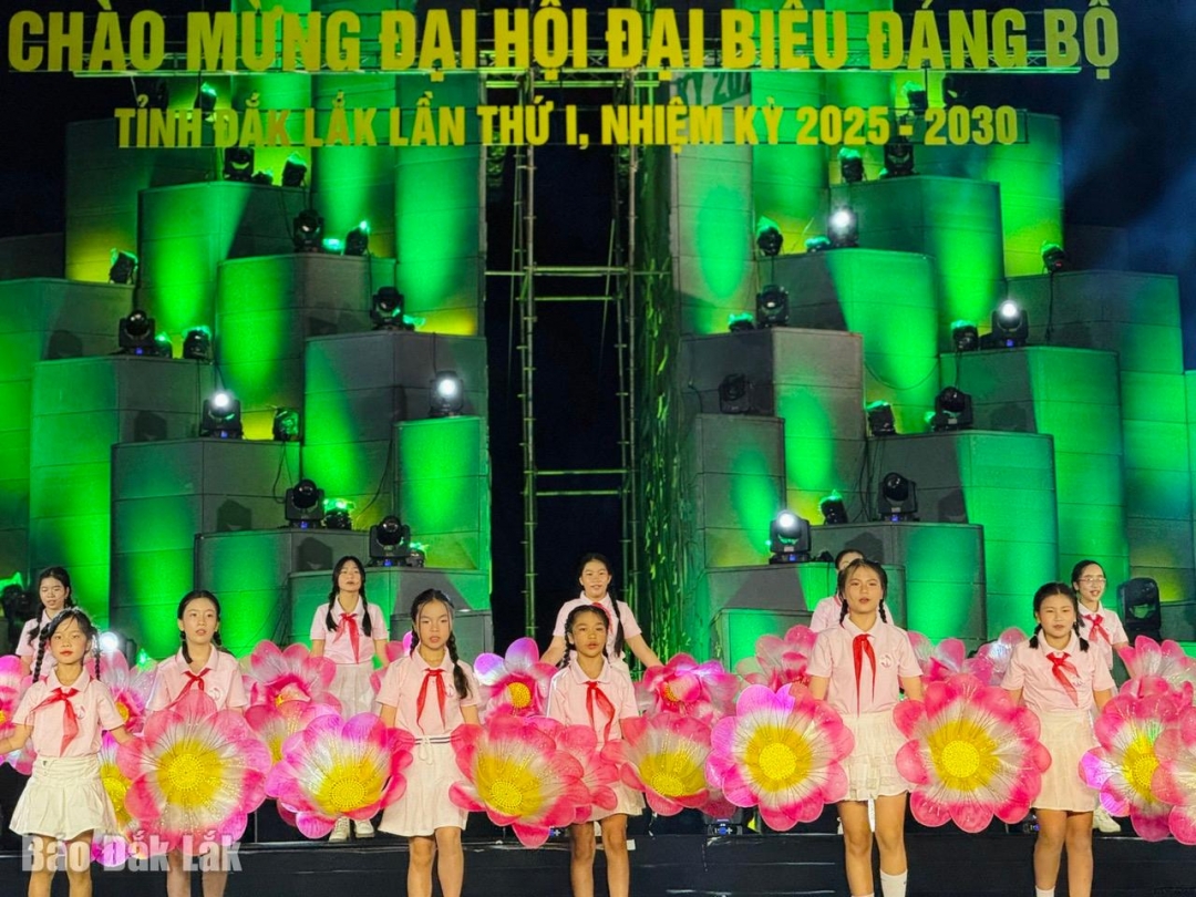 Liên khúc: “Em là mầm non của Đảng – Bác Hồ Người cho em tất cả”