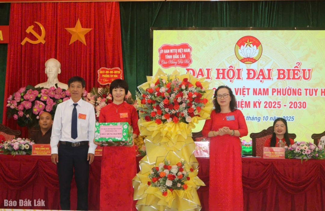 Đồng chí Phạm Thị Ngọc Tuyết, Phó Chủ tịch Ủy ban MTTQ Việt Nam tỉnh (bìa phải) tặng hoa chúc mừng đại hội.