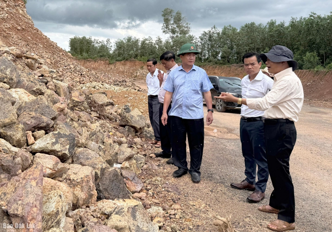 Phó Chủ tịch UBND tỉnh Nguyễn Thiên Văn kiểm tra thực tế mỏ đất Hòa Phú.